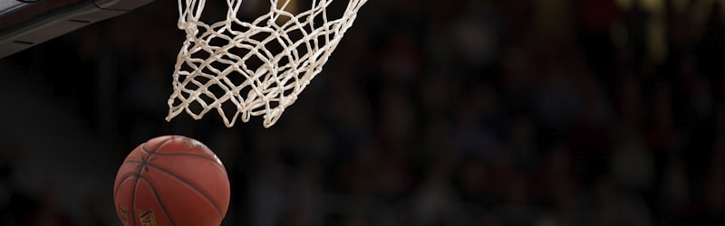 NBA篮球比赛精彩瞬间，湖人队与勇士队球员激烈对抗