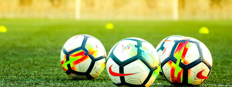 智能手机展示01直播App界面，正在提醒NBA篮球比赛即将开始