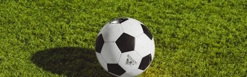 英格兰足球超级联赛比赛现场，曼城与利物浦球员争抢足球