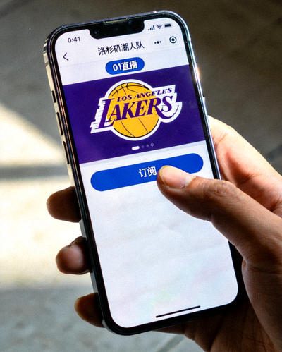 手机屏幕显示01直播App界面，用户正在点击订阅洛杉矶湖人队的按钮